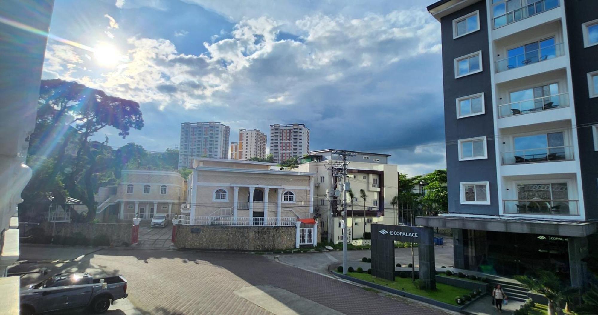 Aston Stay And Villas Mabalacat Bagian luar foto